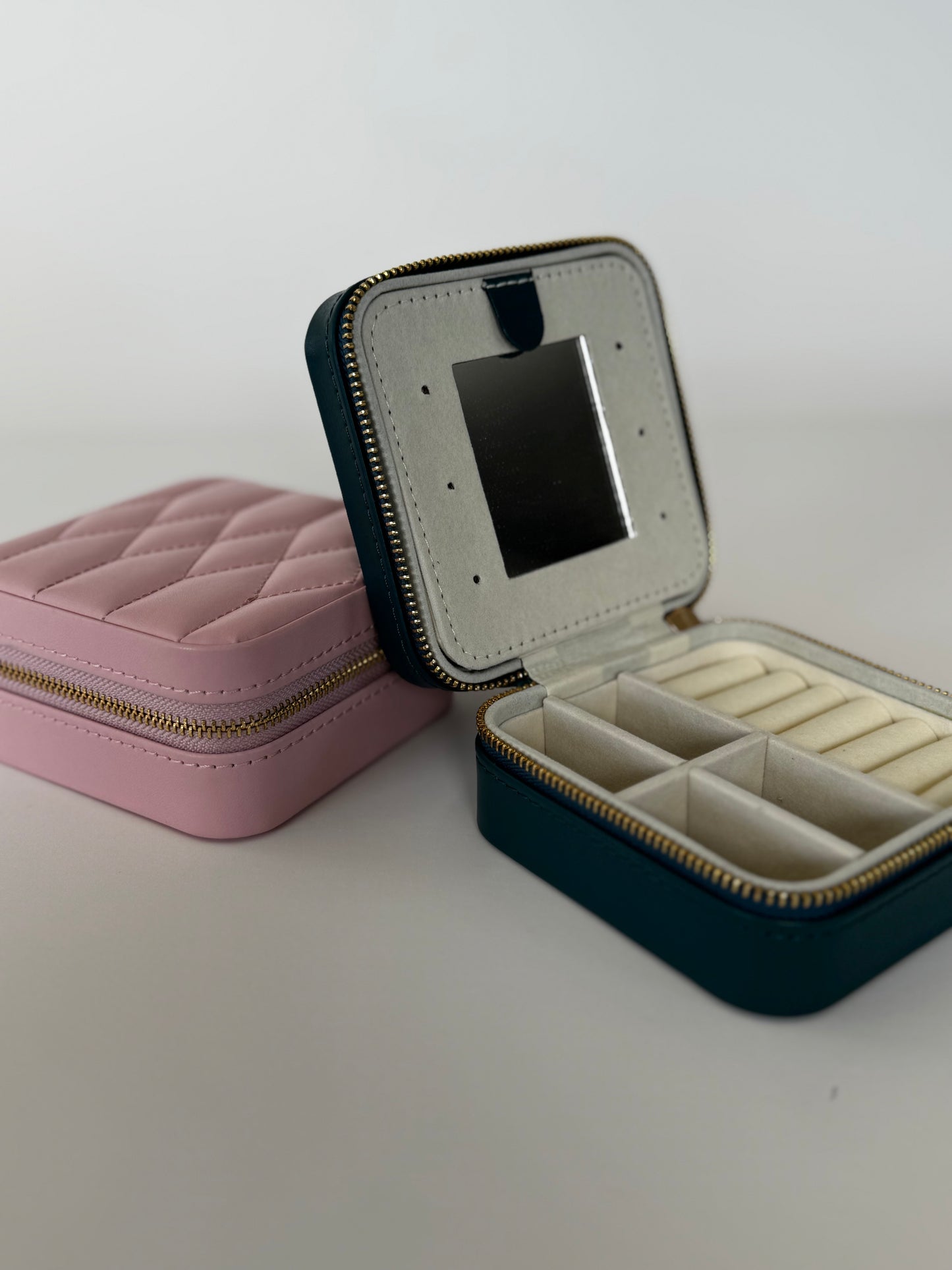 Portable double-layer zipper jewelry box