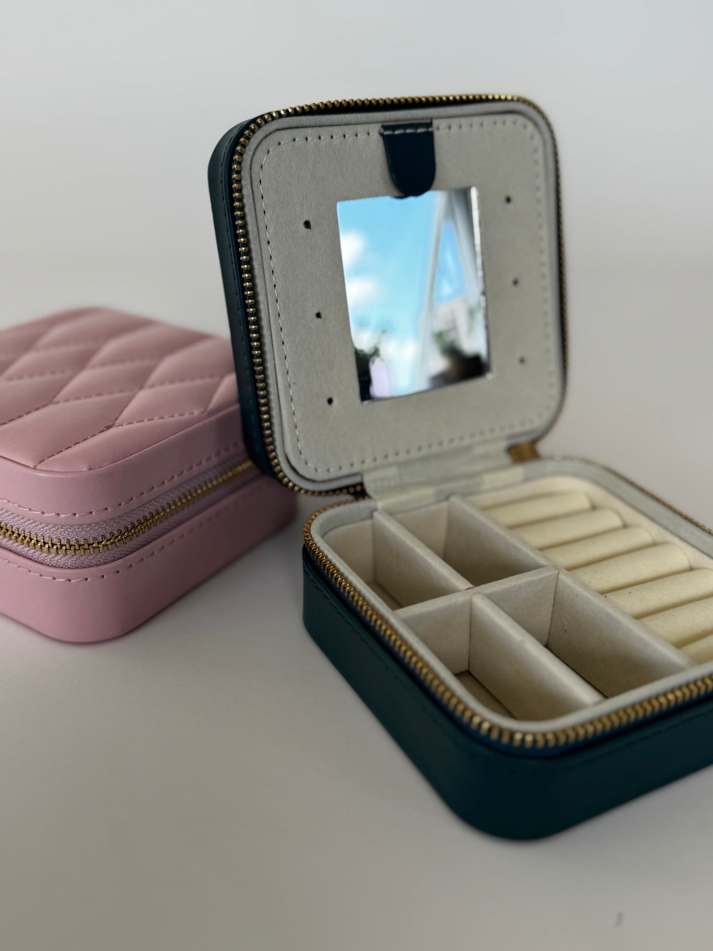 Portable double-layer zipper jewelry box